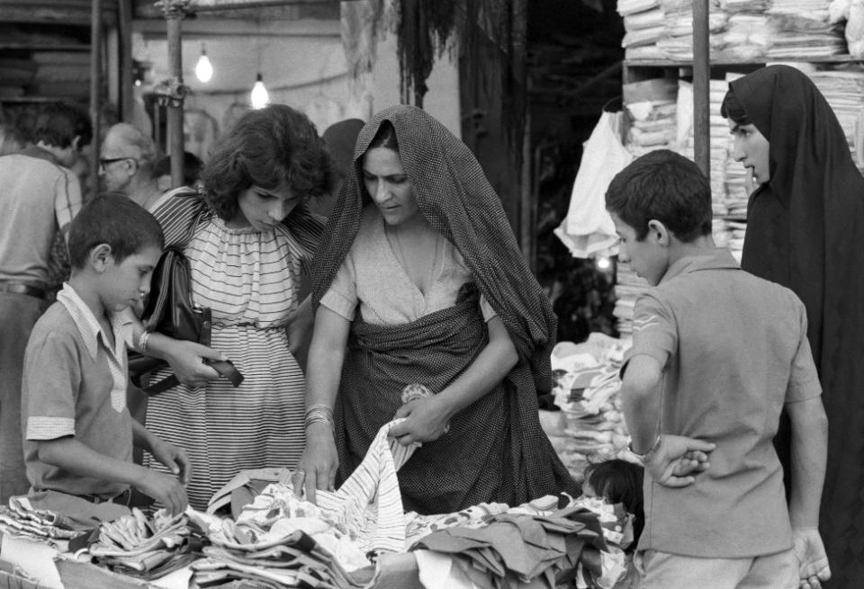 Mujeres comprando ropa en una calle de Teherán el 26 de agosto de 1978