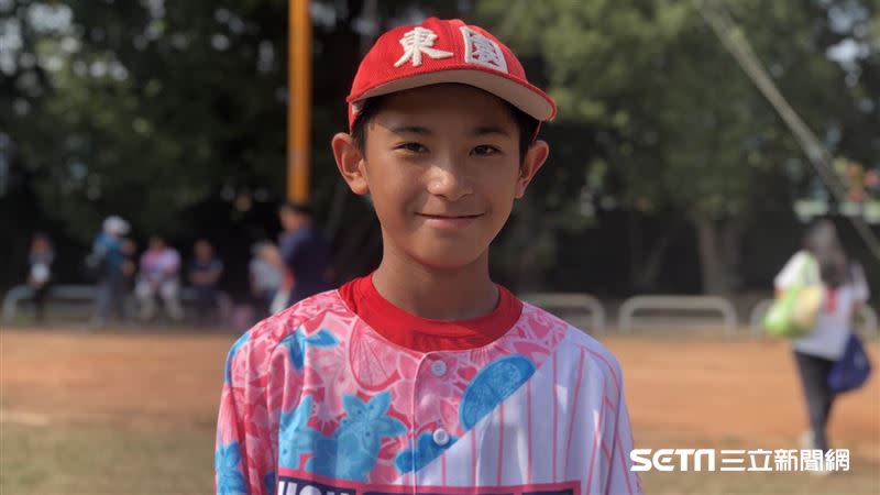 東園國小外野手馬佑嘉綽號是「東園林哲瑄」。（圖／記者黃泓哲攝影）