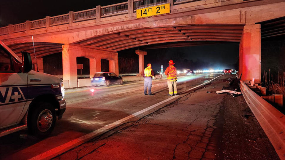 有關單位很快就把路面清理乾淨，橋樑受損狀態則仍待鑑定。（圖片來源/ City of Ann Arbor Fire Department – Government）
