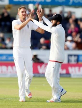 Britain Cricket - England v Sri Lanka - Second Test - Emirates Durham ICG - 28/5/16 England's Stuart Broad celebrates with Moeen Ali (R) after taking the wicket of Sri Lanka's Shaminda Eranga Action Images via Reuters / Jason Cairnduff Livepic EDITORIAL USE ONLY.