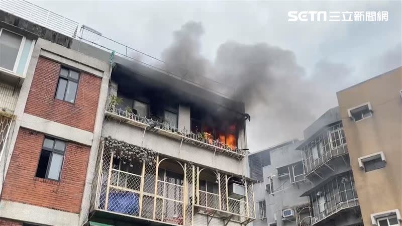 台北市北投區尊賢街249巷內公寓4樓發生火警。（圖／翻攝畫面）