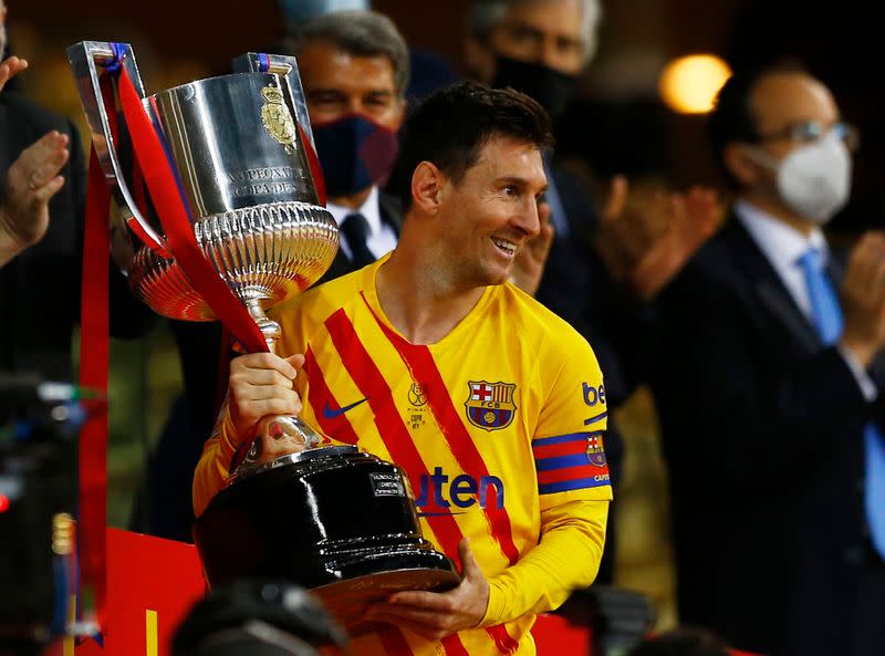 Lionel Messi recibe el trofeo que corona al Barcelona como campeón de la Copa del Rey