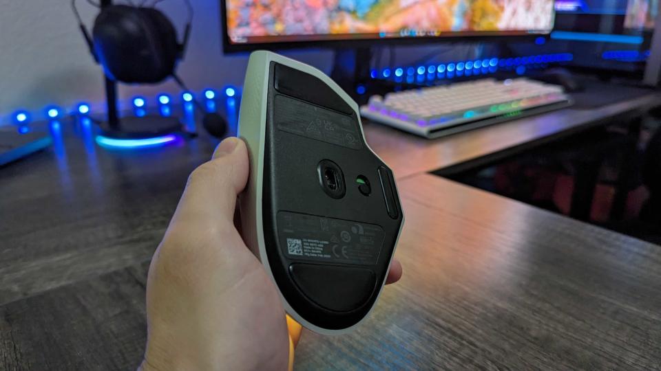 Image of the Alienware Wireless Gaming Mouse (AW620M).