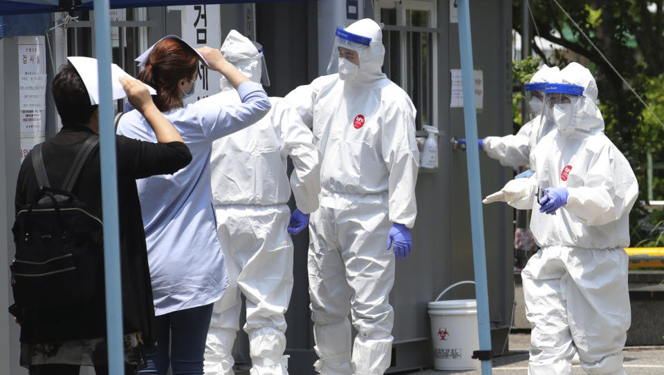 Gente que podría tener el nuevo coronavirus espera a hacerse una prueba en un puesto de análisis en Bucheon, Corea del Sur, el jueves 28 de mayo de 2020. (Yun Hyun-tae/Yonhap via AP)