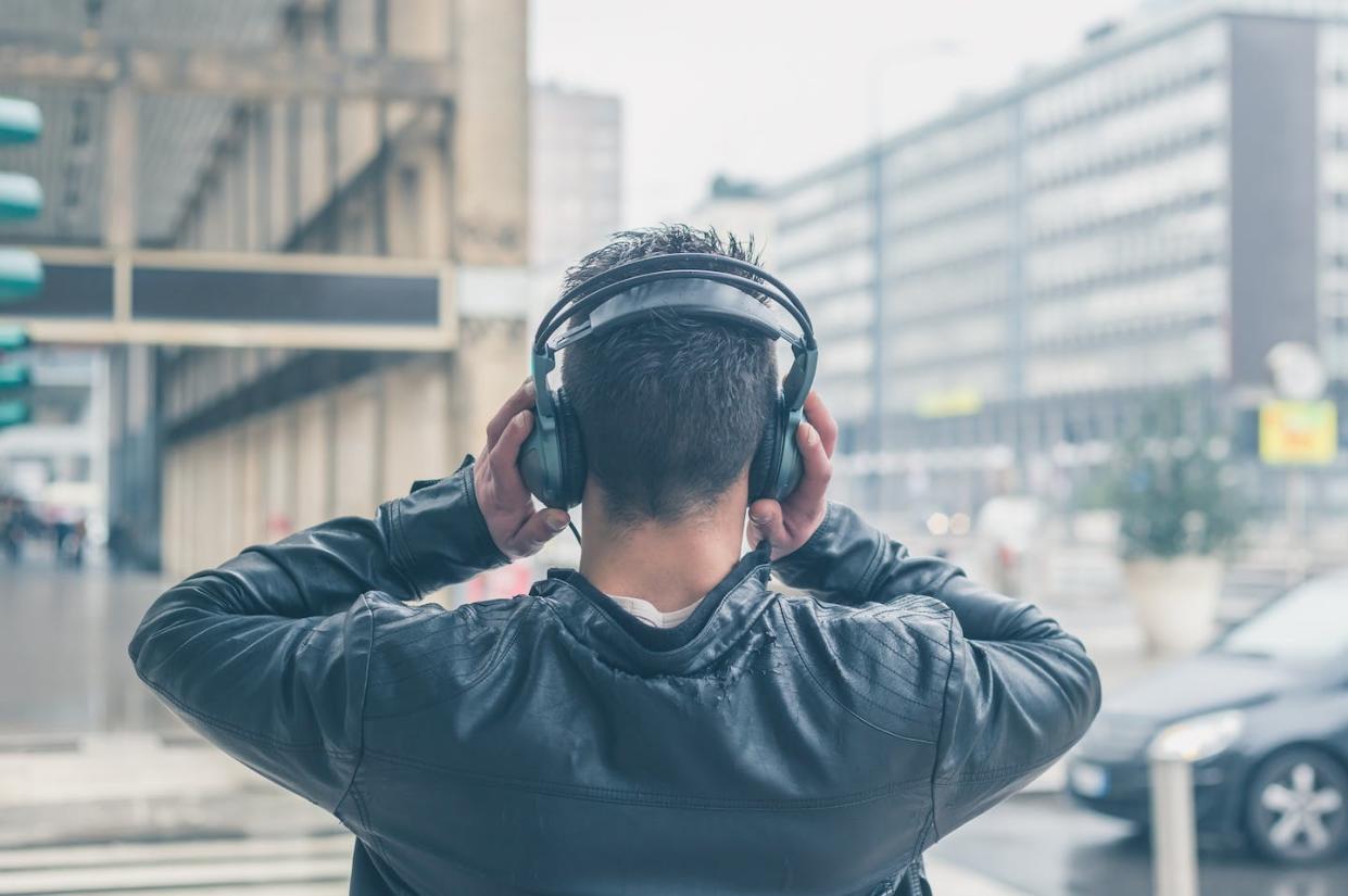 shutterstock <a href="https://www.shutterstock.com/es/image-photo/back-view-young-man-headphones-listening-256897921" rel="nofollow noopener" target="_blank" data-ylk="slk:Tinxi/Shutterstock;elm:context_link;itc:0;sec:content-canvas" class="link ">Tinxi/Shutterstock</a>