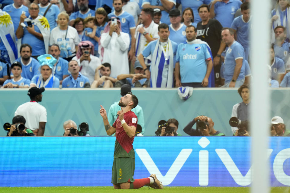 Bruno Fernandes celebra tras anotar el segundo gol de Portugal en la victoria 2-0 ante Uruguay en el partido por el Grupo H del Mundial, el lunes 28 de noviembre de 2022, en Lusail, Qatar. (AP Foto/Petr David Josek)