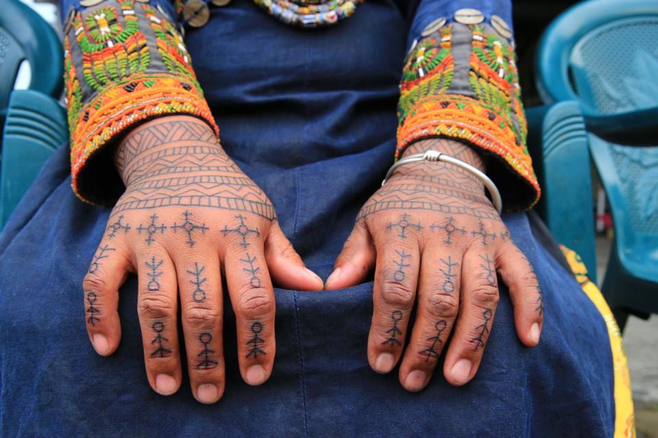《阿查依蘭的呼喚》中導演魏郁蓁印象最深刻的是紋手儀式。（圖／牽猴子）