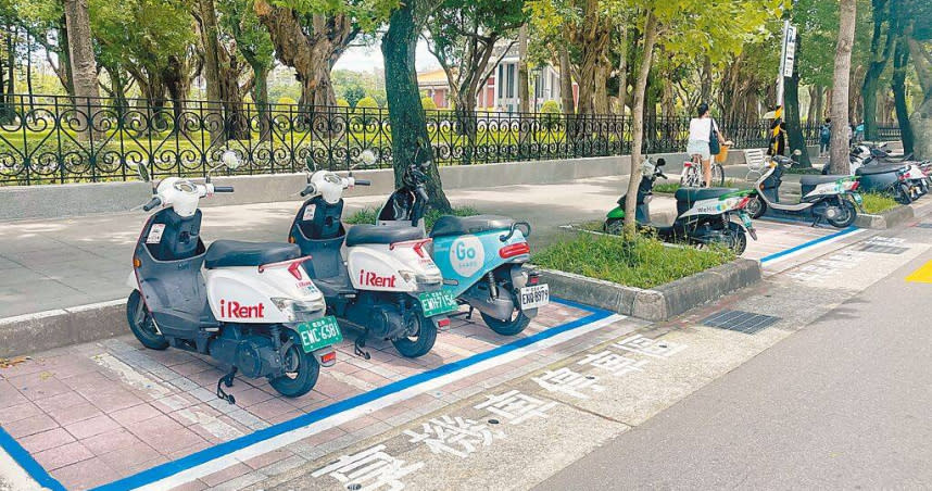 台北市試辦共享機車專用停車格，方便民眾在定點借還車輛，也可改善停放秩序。（圖／中國時報劉彥宜攝）