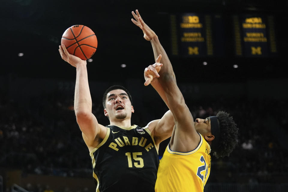 Purdue center Zach Edey (15) shoots on Michigan guard Jace Howard (25) in the first half of an NCAA college basketball game in Ann Arbor, Mich., Sunday, Feb. 25, 2024. (AP Photo/Paul Sancya)