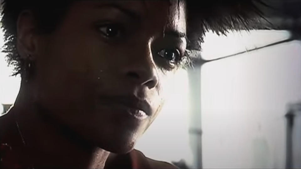 Naomie Harris crying in a hospital room in 28 Days Later.