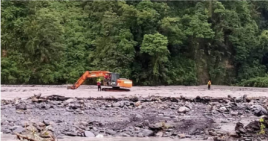 山區雨勢不斷，石門溪溪水湍急十分危險，讓救難人員難以渡溪救援。（圖／中國時報胡健森攝影，下同）