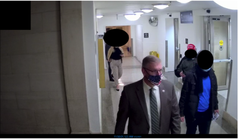 Esta imagen tomada del vídeo de vigilancia del Capitolio muestra al diputado Barry Loudermilk dirigiendo una visita el día antes de los disturbios en el Capitolio (Fotografía del Gobierno)