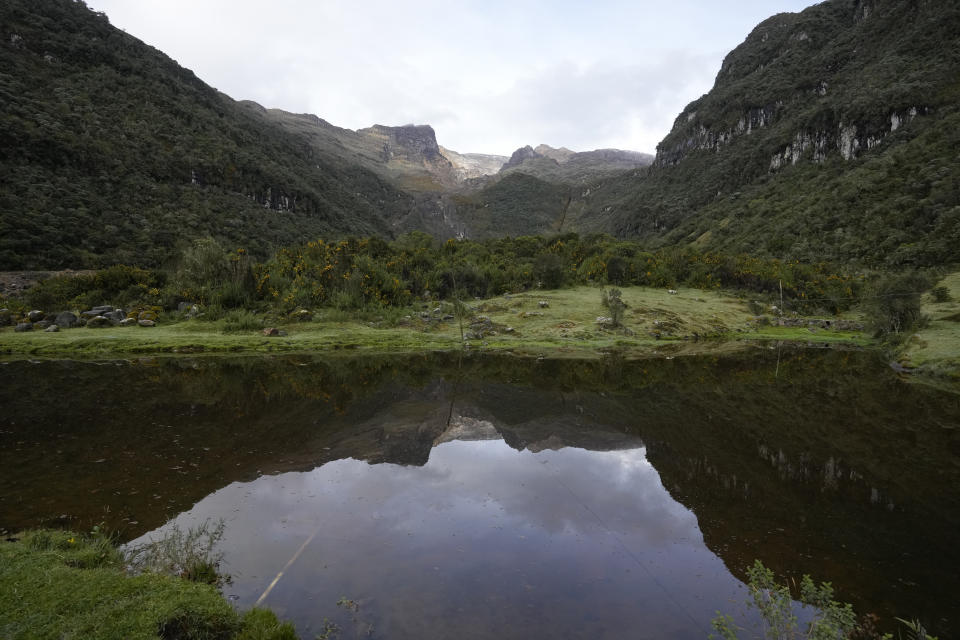 El volcán Nevado del Ruiz reflejado en una laguna en Villahermosa, Colombia, el martes 11 de abril de 2023. Autoridades colombianas comenzaron a evacuar a algunas familias después de que el volcán mostrara un aumento de la actividad sísmica que apuntaba hacia una inminente erupción en los próximos días o semanas. (AP Foto/Fernando Vergara)