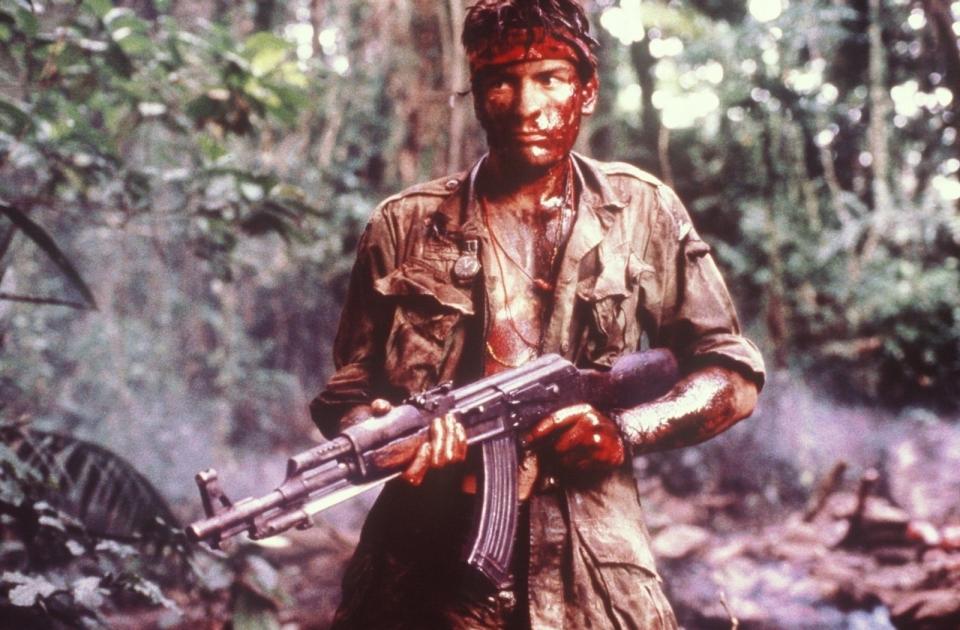 <p>1986 sprach Regisseur Oliver Stone mit seinem Vietnamdrama "Platoon" das Trauma einer ganzen Nation an. Bis heute hat sein bewegender Film über einen 19-jährigen Soldaten (Charlie Sheen), der als Neuling in einer Dschungel-Einheit schnell lernen muss, dass Gut und Böse dieselbe Uniform tragen können, nichts von seiner abschreckenden Wirkkraft verloren. (Bild: Fox)</p> 