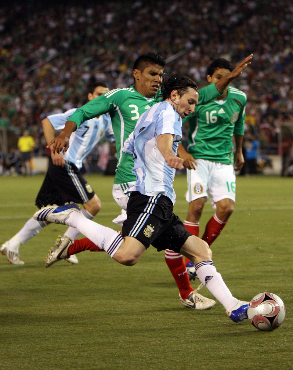 Messi en un amistoso contra México en junio de 2008. (Donald Miralle/Getty Images)