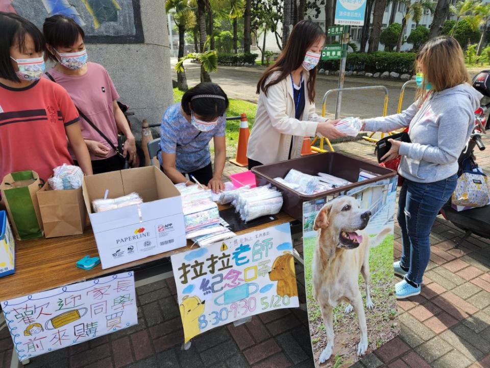 德高國小義賣「拉拉老師」紀念口罩。（記者施春瑛攝）