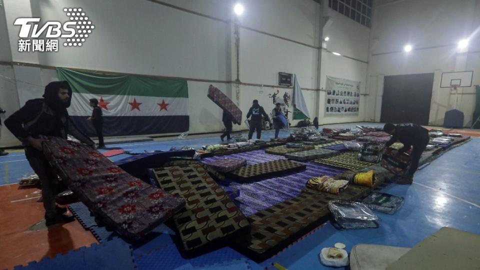 敘利亞西北部城鎮阿扎茲（Azaz），體育館緊急改造成臨時收容所。（圖／達志影像路透社）
