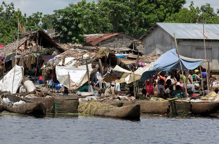 Traders sell their wares on fishing boats at the shores of the Congo River during the vaccination campaign aimed at beating an outbreak of Ebola in the port city of Mbandaka, Democratic Republic of Congo May 22, 2018. REUTERS/Kenny Katombe