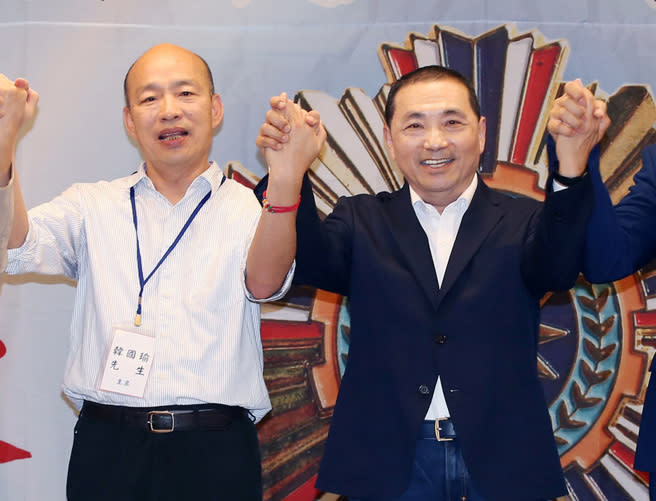 前高雄市長韓國瑜（左）與新北市長、國民黨總統參選人侯友宜（右）於7月1日參加黃復興黨部67週年慶祝餐會。（資料照片）