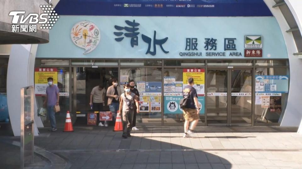 國道休息站服務大廳規劃旅客總量及動線管制，以維持安全社交距離，並會落實員工健康管理。(圖片來源/TVBS)