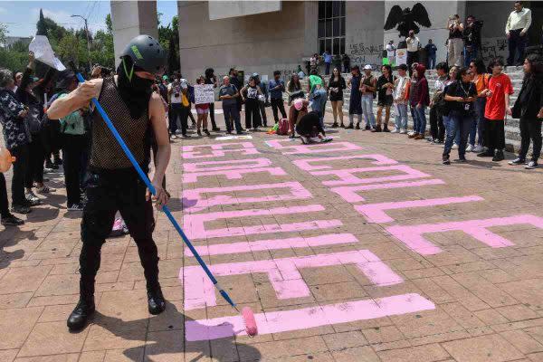 Decenas de activistas se manifestaron en la en la explanada de la Alcaldía Cuauhtémoc en contra de la Limpieza Social. (Foto: Cuartoscuro).