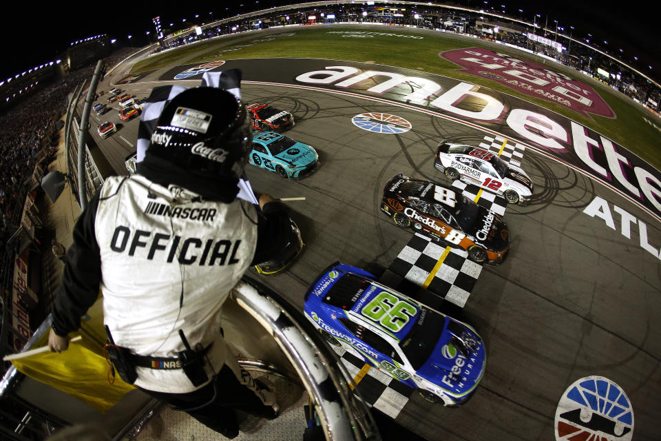 Daniel Suárez (99), Kyle Busch (8) y Ryan Blaney (12) cruzaron la meta casi de manera simultánea en el Atlanta Motor Speedway. (Foto: Alex Slitz/Getty Images)