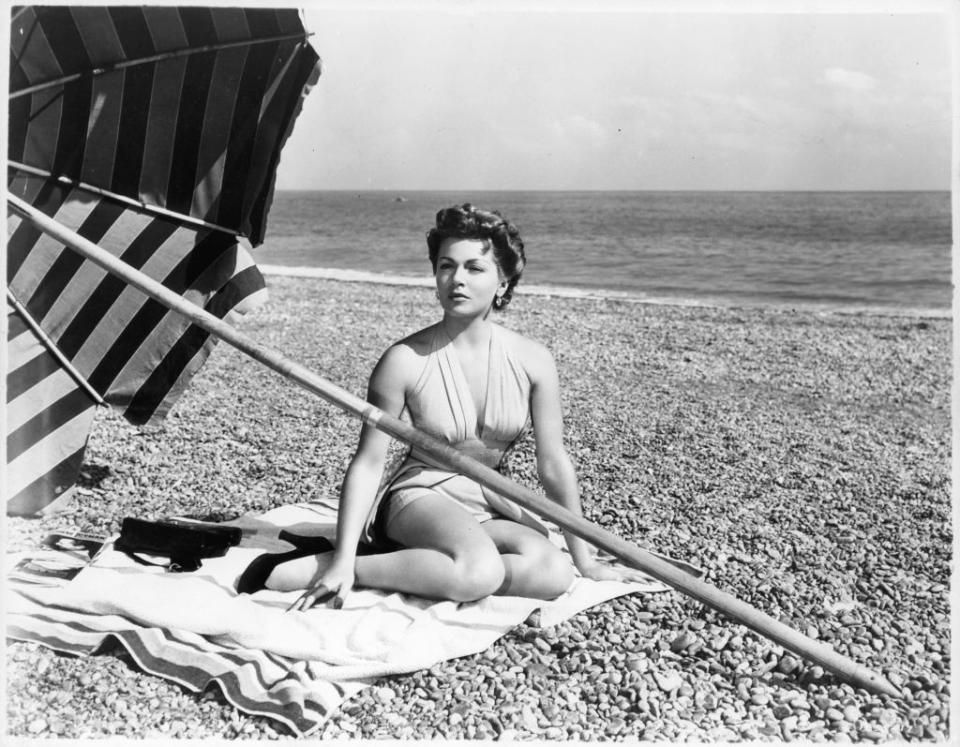 80 Vintage Photos of Celebrities at the Beach