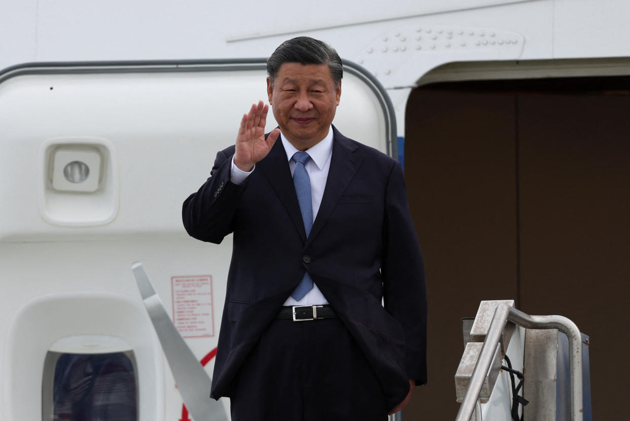 Chinese President Xi Jinping waves as he arrives at San Francisco International Airport to attend the APEC (Asia-Pacific Economic Cooperation) Summit in San Francisco, California, U.S., November 14, 2023. REUTERS/Brittany Hosea-Small