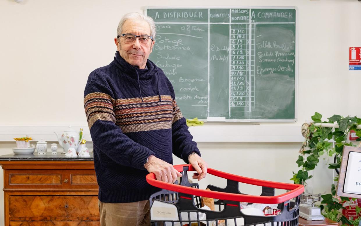 Francis Lalane shops for groceries. ‘It helps with our independence’ - Markel Redondo