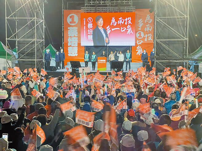 民進黨候選人蔡培慧3日晚上在南投祖祠路夜市舉辦選前之夜，蔡英文總統現身相挺。（楊靜茹攝）