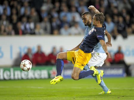 Salzburg's Stefan Ilsanker (L) fights for the ball with Malmo's Isaac Thelin during their Champions League playoff second leg soccer match in Malmo August 27, 2014. REUTERS/Bjorn Lindgren/TT News Agency