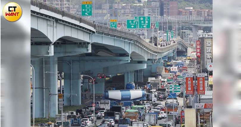 錯誤的政策，讓正常工作的用路人在國道匝道口大塞車，民眾怨聲載道。（圖／林士傑攝）