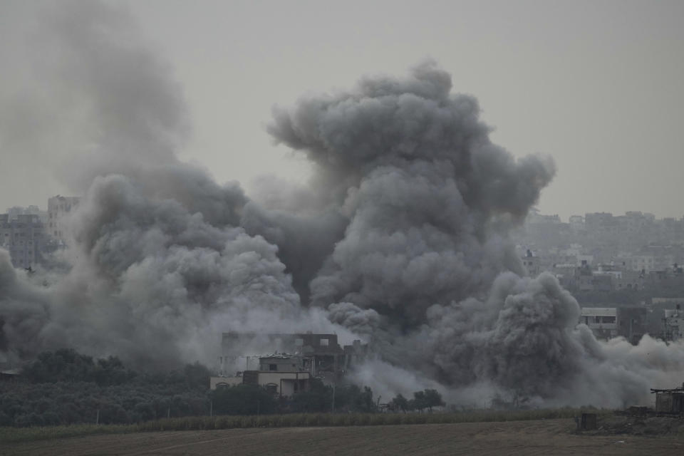 Las escenas de un ataque aéreo de las fuerzas israelíes en la Franja de Gaza pueden verse desde el sur de Israel, el domingo 12 de noviembre de 2023. (AP Foto/Leo Correa)