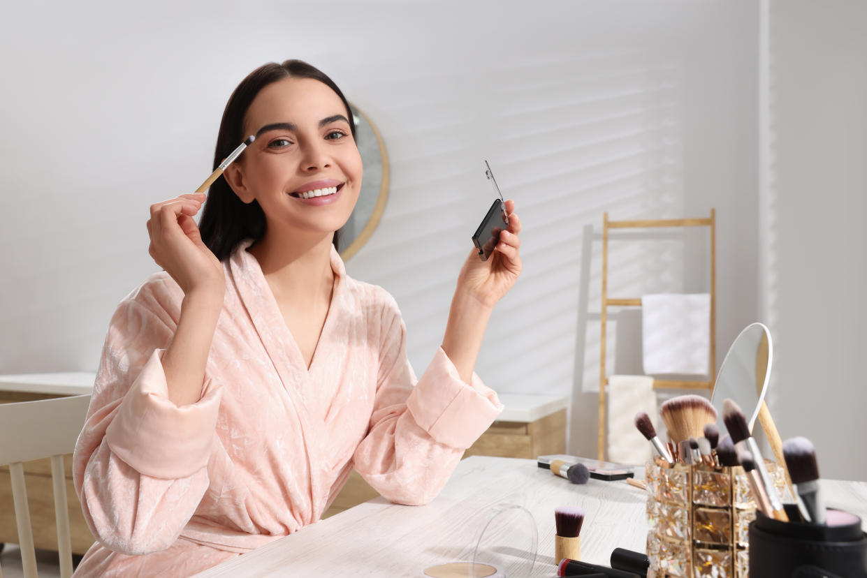 A todo lo que hagas, ponle mucho corazón. Empieza por tu maquillaje. (Foto: Getty)