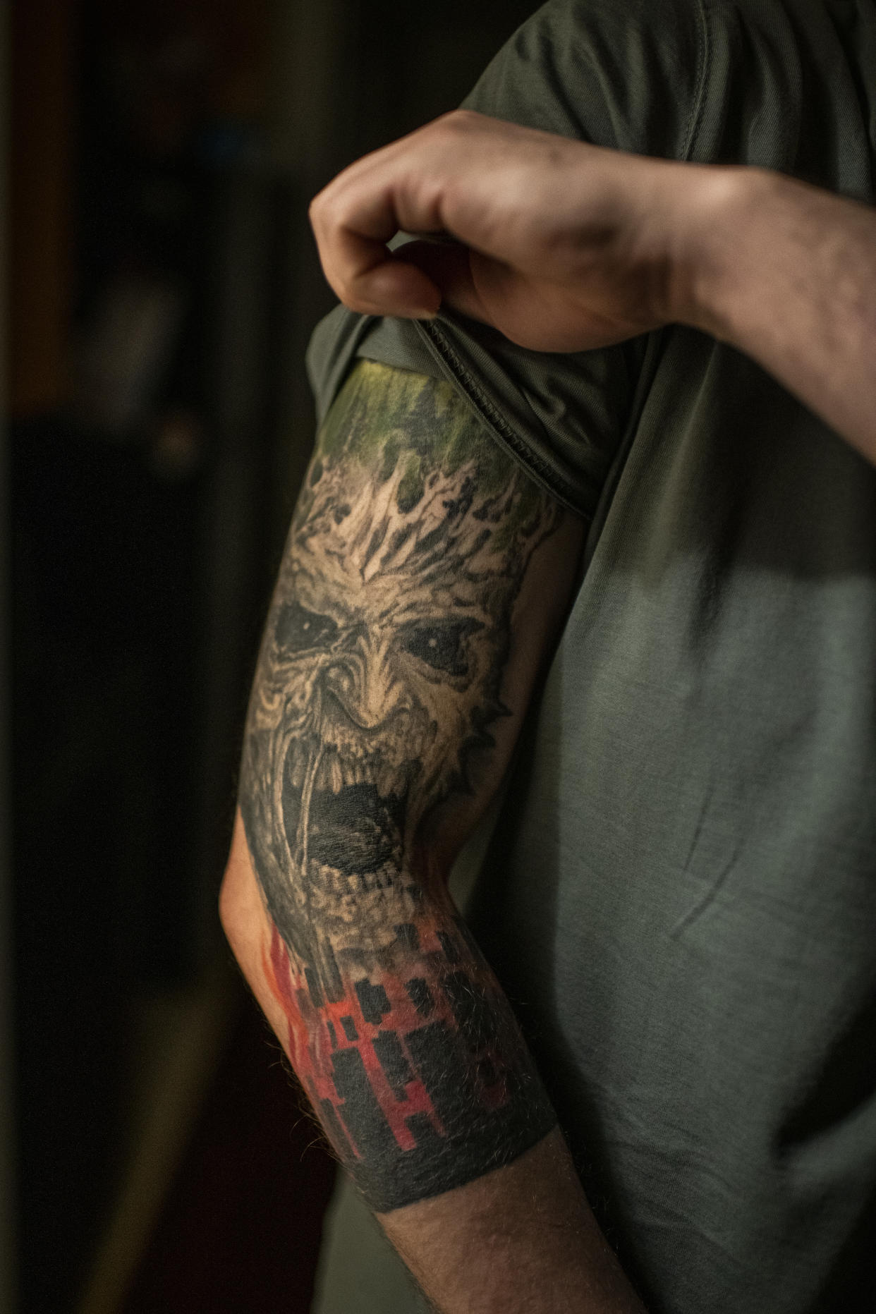 John Gillotte muestra su tatuaje, en su casa en Manhattan, el 25 de enero de 2022, del demonio vio en una alucinación durante el delirio por COVID que experimentó tras ser desconectado del respirador artificial. (Joshua Bright/The New York Times).