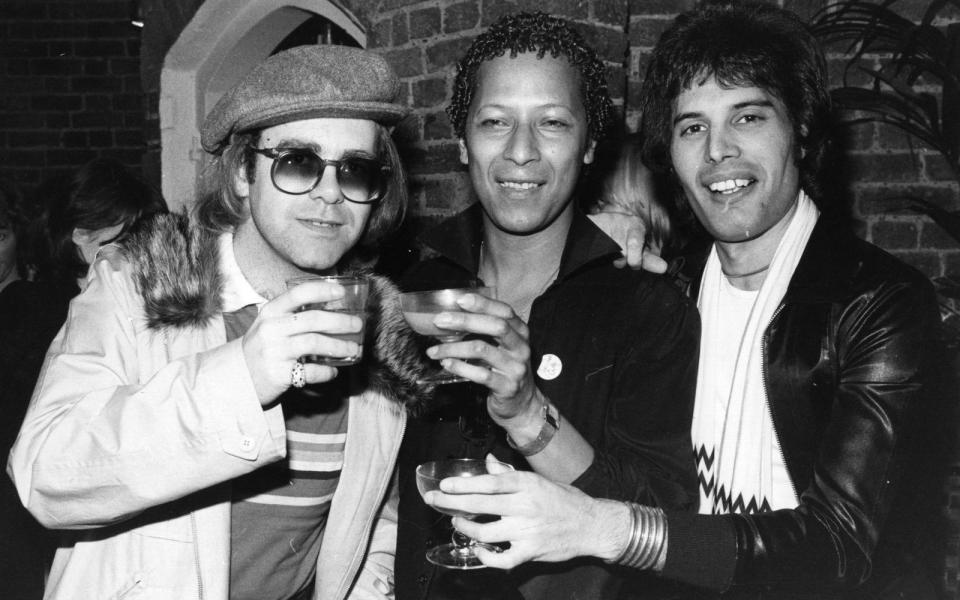 Verbürgt ist auch seine Freundschaft mit Freddie Mercury (rechts). Elton John soll sogar einer der ersten Menschen gewesen sein, dem der verstorbene Queen-Sänger seinerzeit von seiner AIDS-Diagnose erzählte. (Bild: Hulton Archive/Getty Images)