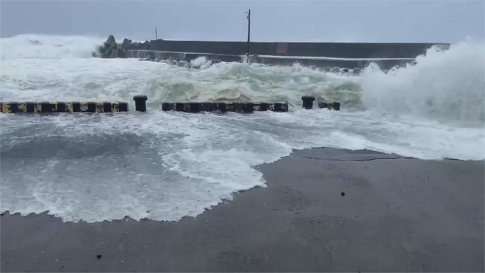 墾丁飯店周邊水管排氣閥爆裂　水柱狂噴直衝天際