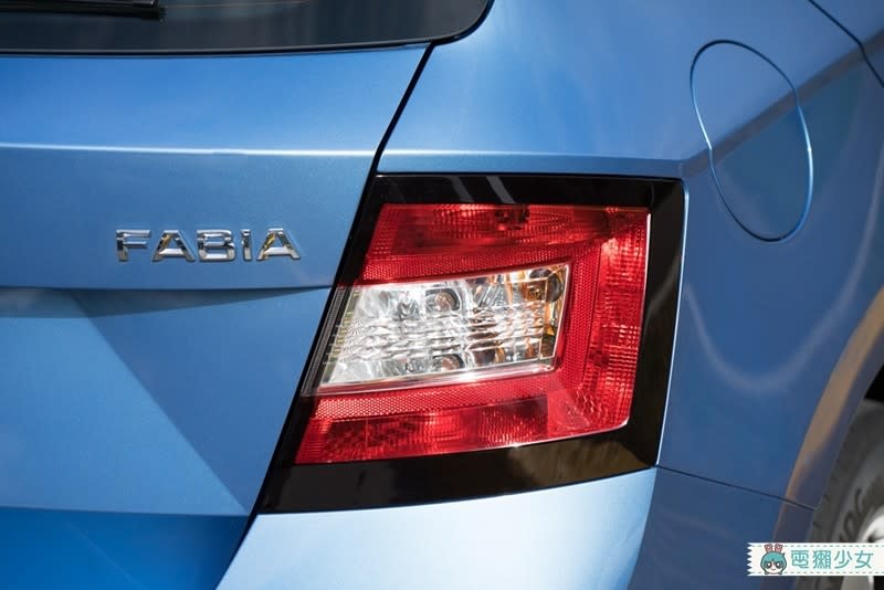 [開箱] 女生試駕『Škoda Fabia 1.2 TSI』測試Smartlink功能連結手機與汽車!!