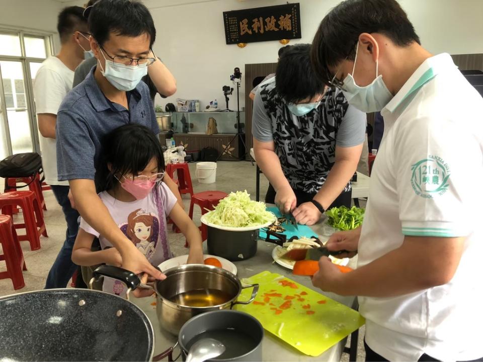 《圖說》食農餐桌認識竹筍烹飪與製作。〈客家局提供〉