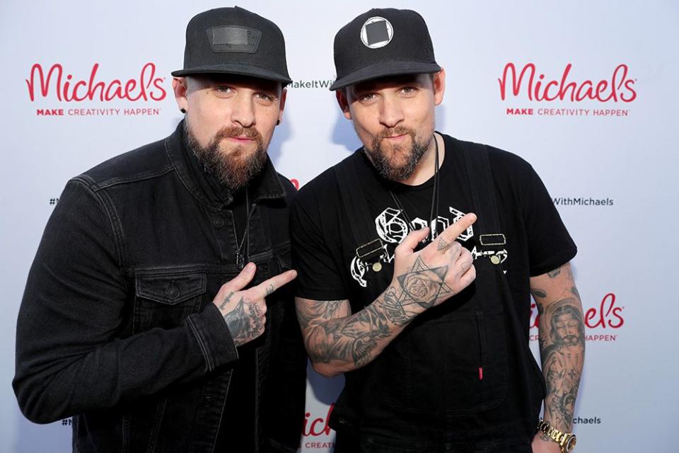 <h3>JOEL & BENJI MADDEN</h3><p>這對雙胞胎The Madden Brothers，曾於1996年組成搖滾樂團《狂野夏洛特》。班吉麥登（Benji Madden）前幾年與演員卡麥蓉狄亞茲（Cameron Diaz）結婚後，在選秀節目《澳洲好聲音》中與喬麥登（Joel Madden）共同擔任評審。而Joel Madden則於2010年時與名媛妮可李奇（Nicole Richie）結婚，並持續創作音樂。</p><cite>Getty Images</cite>