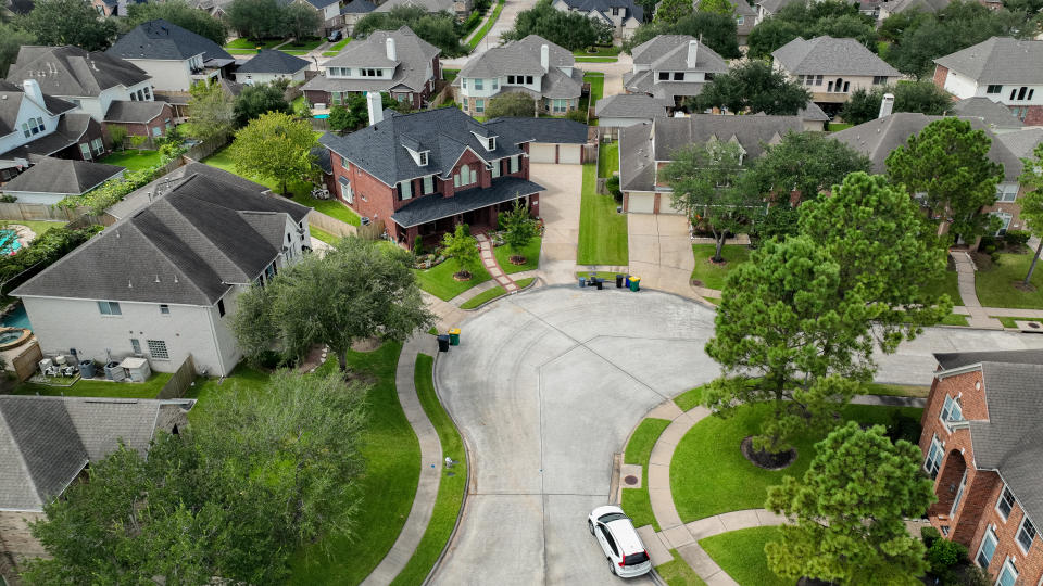 PEARLAND, TEXAS - SEPTEMBER 15: In an aerial view, homes are seen in a residential neighborhood on September 15, 2022 in Pearland, Texas. Mortgage rates continue climbing around the country reaching 6 percent this week, for the first time since the 2008 financial crisis. (Photo by Brandon Bell/Getty Images)