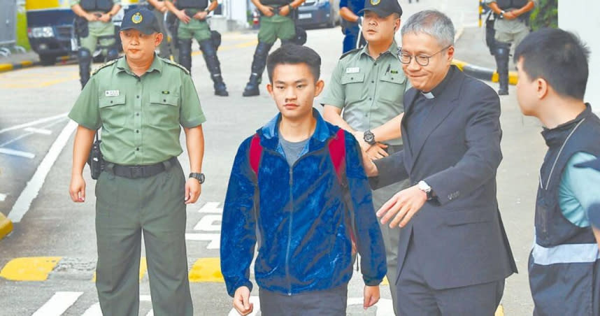 涉及台灣殺人案的嫌犯陳同佳（藍色風衣者）3年前刑滿於香港壁屋監獄獲釋。（圖／中新社）