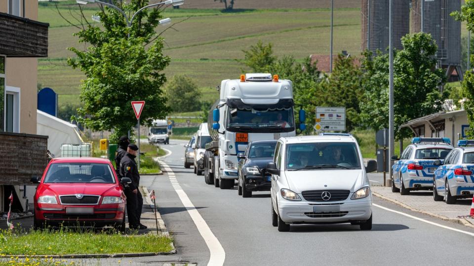 Autos fahren an der deutsch-tschechischen Grenze Richtung Tschechien. Nach fast drei Monaten öffnet Tschechien wieder seine Grenze für Bürger aus Deutschland, Österreich und Ungarn.