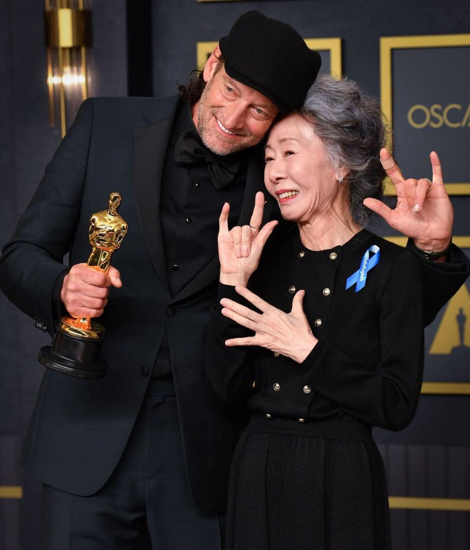 最佳男配角特洛伊科特蘇爾（左）與韓國影星尹汝貞（右）在後台比出「我愛你」手語。（東方IC）