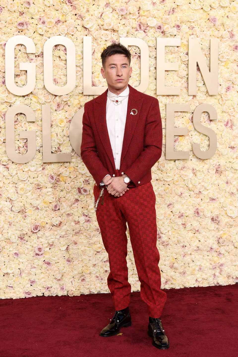 Barry Keoghan wählte für den Abend einen roten Look. Foto: Getty