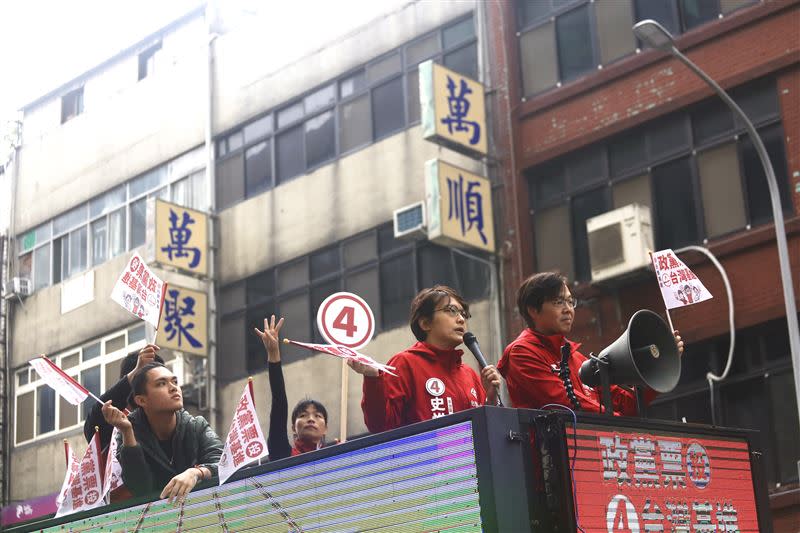台灣基進今（12）日在全台各地啟動陸戰總動員，包括街頭宣講、車掃拜票等，希望能在選戰倒數的最後期限，全力催動政黨票「四號台灣基進」。（圖／基進提供）