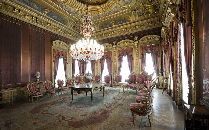 <p>Photography is forbidden in one of the world's most opulent palaces and the largest in Turkey. This was the royal residence of the last six sultans of the Ottoman Empire</p>