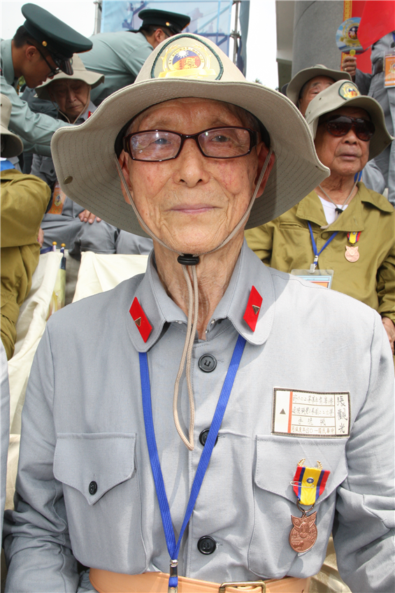 抗戰先進張觀光高度肯定政府及國軍舉辦「國軍漢光31號演習暨抗戰勝利70週年國防戰力展示」活動，讓國人瞭解過去抗日血淚教訓，進而傳承抗戰衛國精神。（軍聞社記者林敬傑攝）