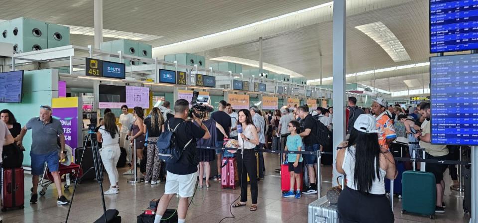 Lines at Barcelona-El Prat Airport at the check-in desks amid travel chaos.