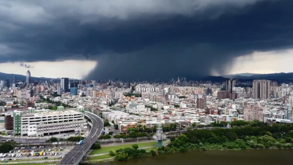 新北市上空驚見雨瀑奇觀。（圖／網友廖幸福提供）